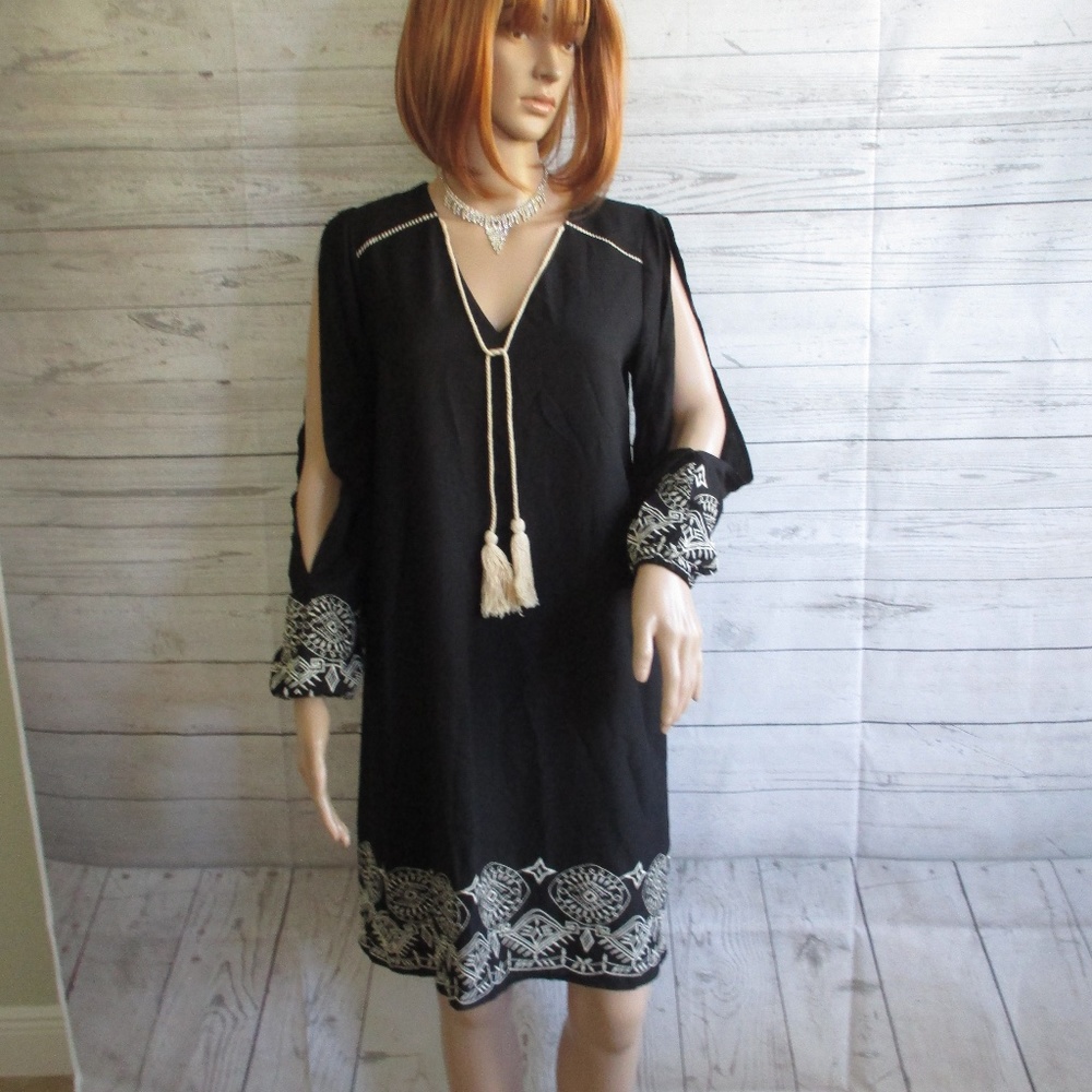 NWT - SAMI & JO  pretty fully lined dress with split sleeves -  sz M - $50.00